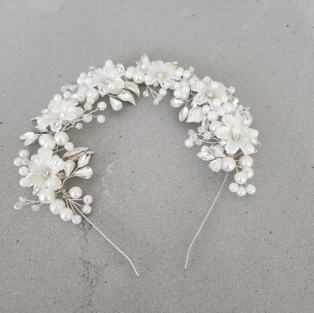 Elegant Pearl and Gold Floral Hair Accessory - Picture 6 of 7
